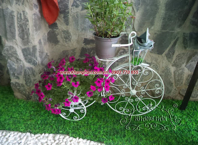 Hoa đẹp và chiếc xe đạp trang trí bằng sắt uốn duyên dáng.