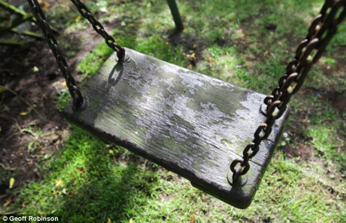 "Chiếc xích đu" món quà của tuổi thơ "Chiếc xích đu" món quà của tuổi thơ