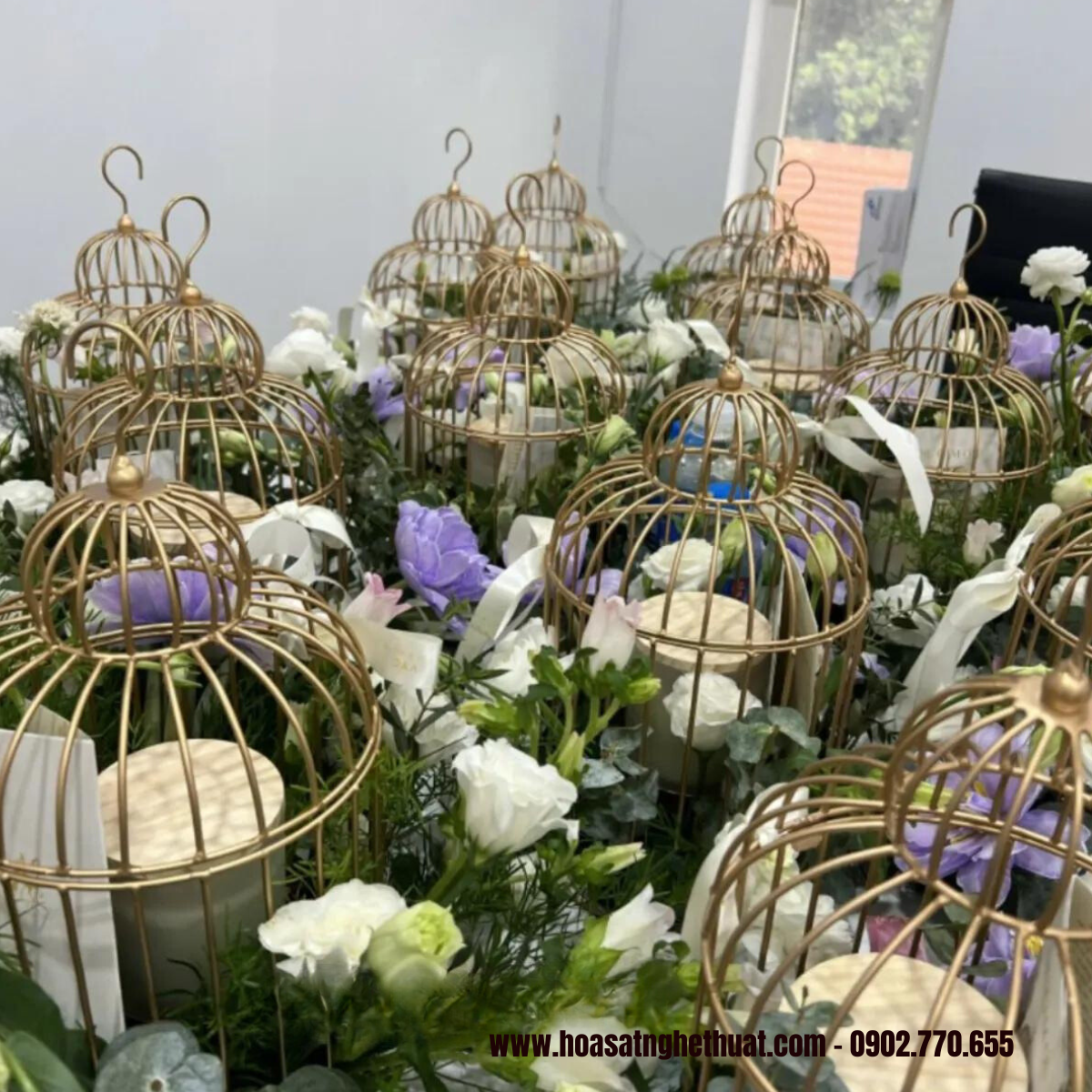 Chiếc lồng chim sắt trang trí hoa cho buổi tiệc Chiếc lồng chim sắt trang trí hoa cho buổi tiệc