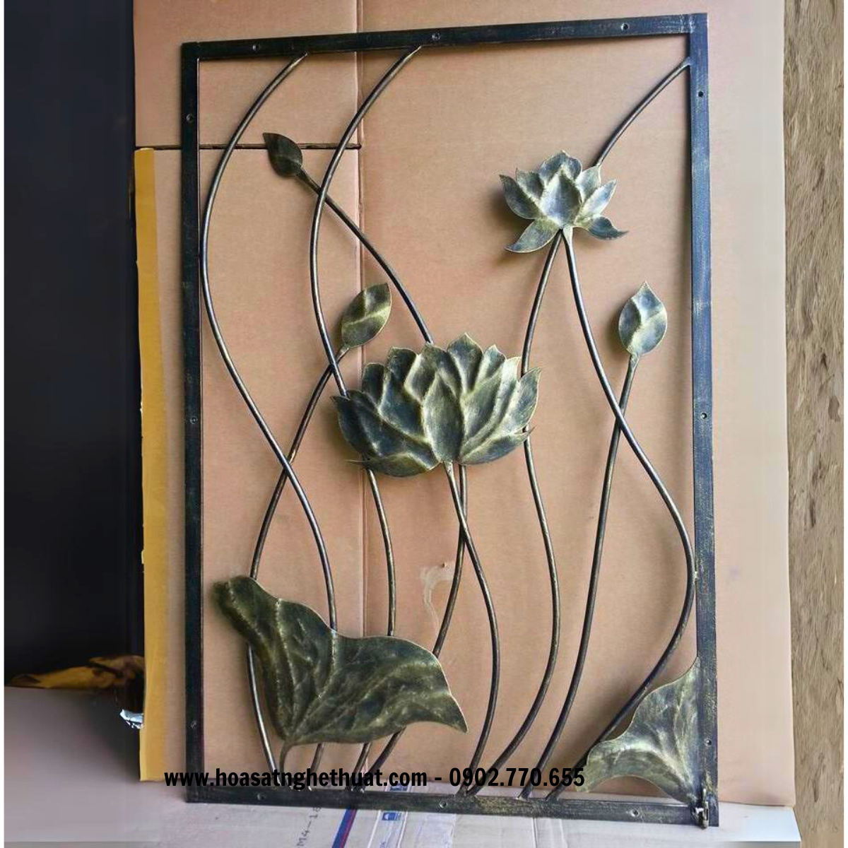 Khung trang trí hoa sen bằng sắt uốn nghệ thuật Khung trang trí hoa sen bằng sắt uốn nghệ thuật