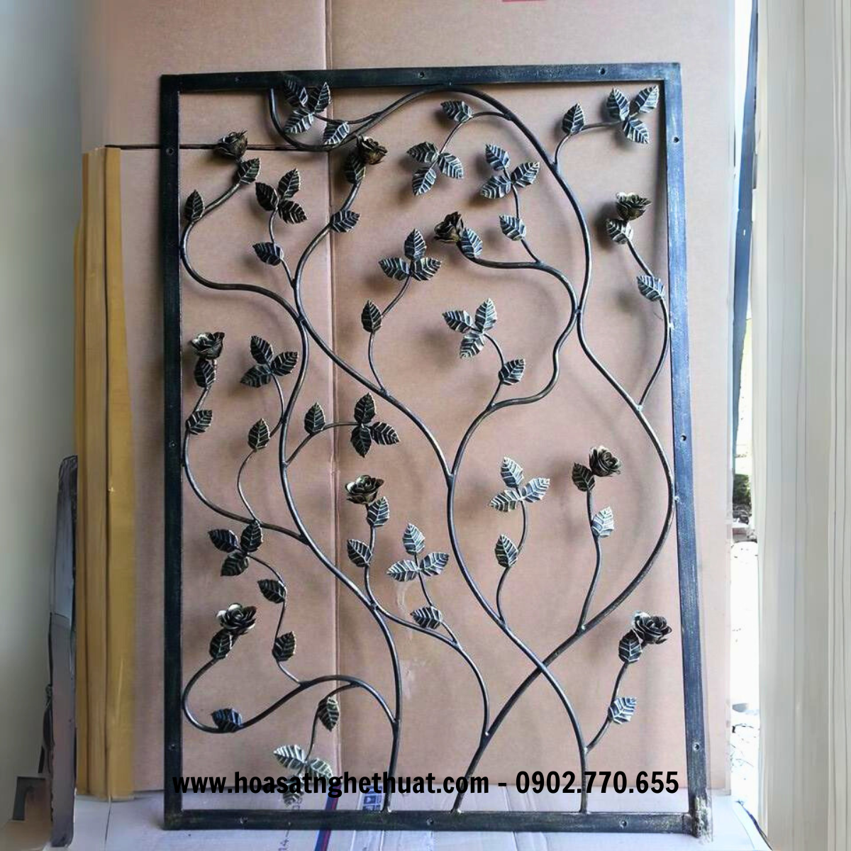 Khung trang trí hoa hồng bằng sắt uốn nghệ thuật Khung trang trí hoa hồng bằng sắt uốn nghệ thuật