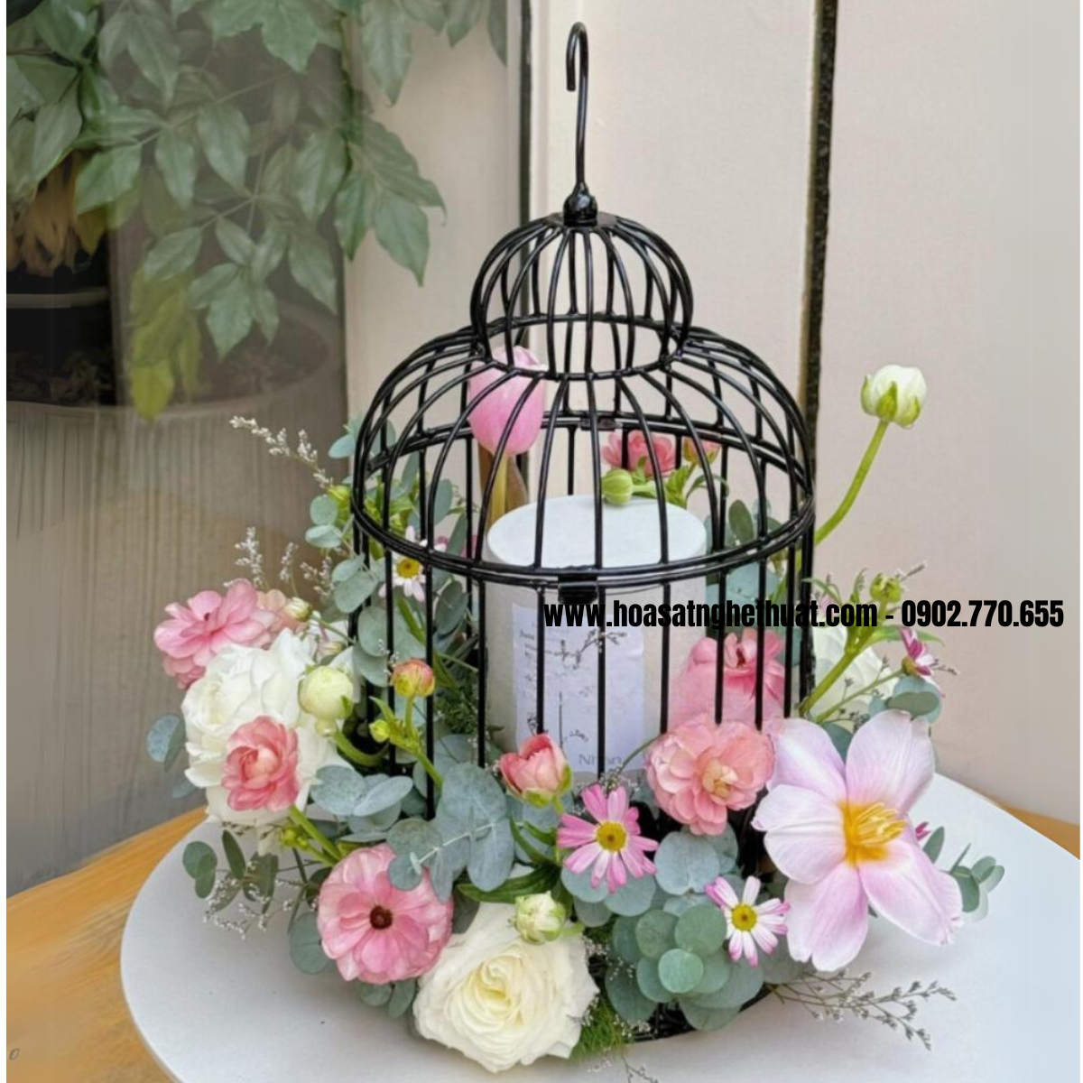 Chiếc lồng chim sắt trang trí hoa cho buổi tiệc Chiếc lồng chim sắt trang trí hoa cho buổi tiệc
