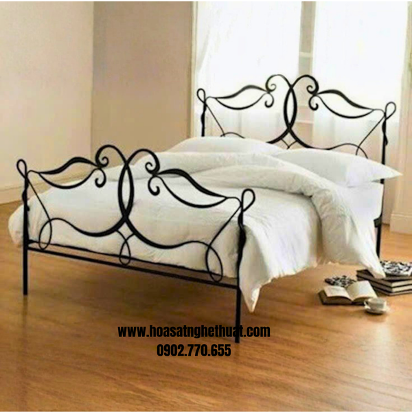 Giường sắt uốn nghệ thuật sang trọng phong cách Ý.