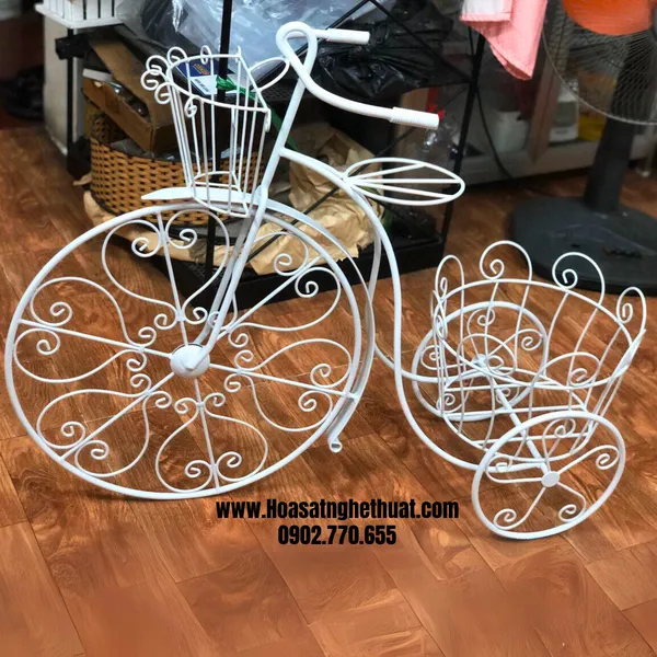 Hoa Đẹp và Chiếc Xe Đạp Trang Trí