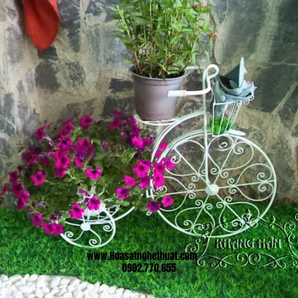 Hoa Đẹp và Chiếc Xe Đạp Trang Trí