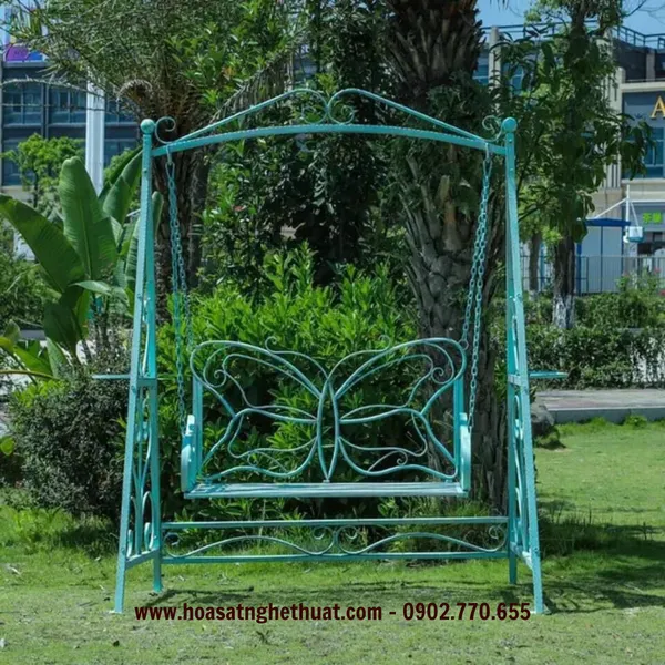 MỘT CHIẾC XÍCH ĐU CỦA SÂN VƯỜN