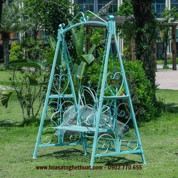 MỘT CHIẾC XÍCH ĐU CỦA SÂN VƯỜN