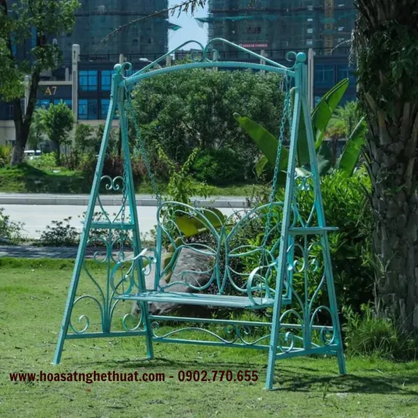 MỘT CHIẾC XÍCH ĐU CỦA SÂN VƯỜN