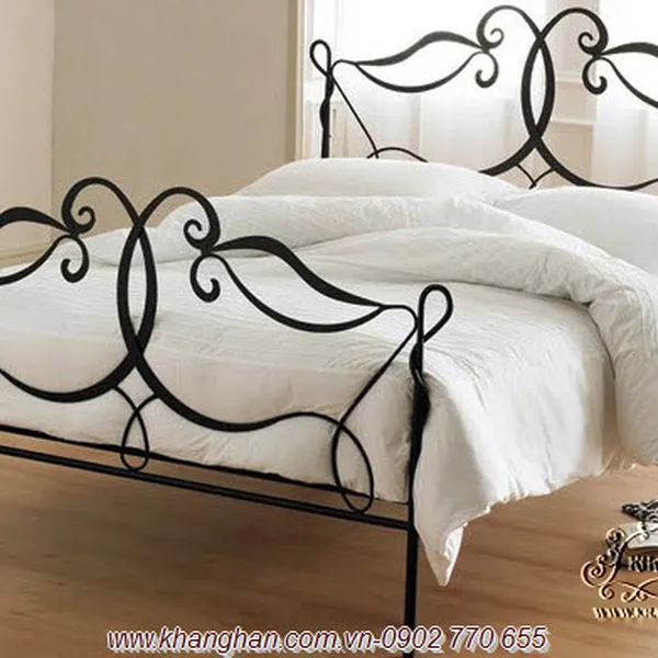 Giường sắt uốn nghệ thuật sang trọng phong cách Ý.