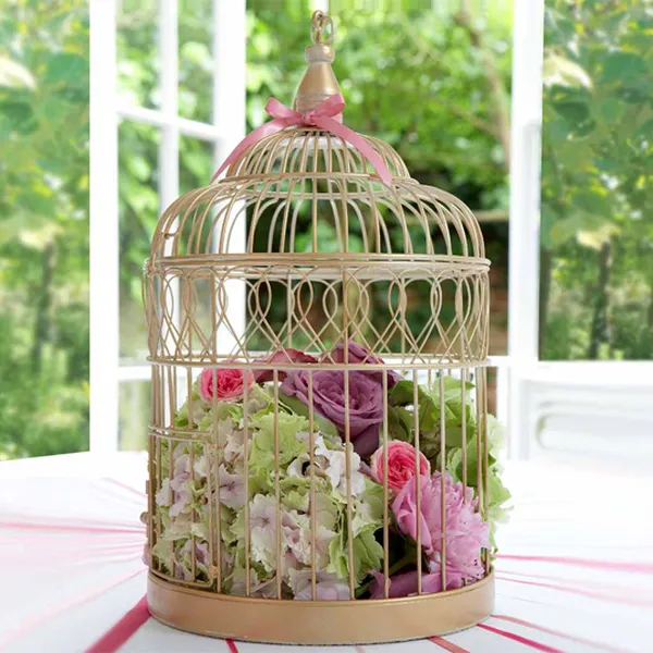 Sân vườn trở nên lạ mắt từ những "chiếc lồng chim"