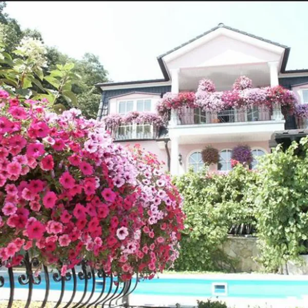 Colorful flowers to welcome spring sunshine with iron At Mui Khang Han art
