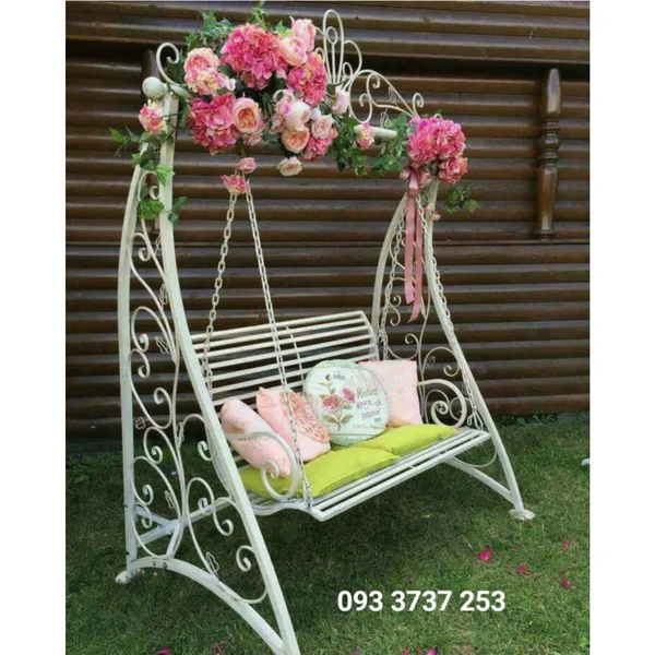 XÍCH ĐU SẮT KẾT HỢP VỚI HOA ĐẸP LÃNG MẠN