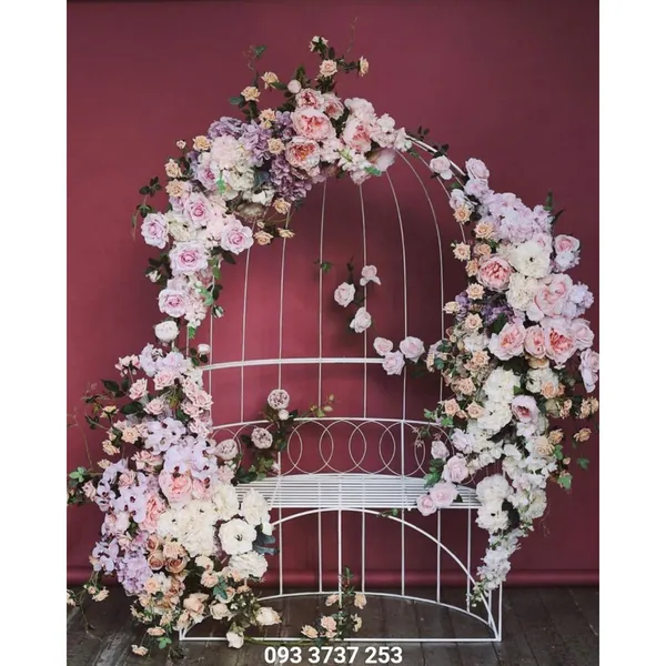 GHẾ DÀI SẮT KẾT HỢP VÒM HOA TRANG TRÍ TIỆC ĐẸP LÃNG MẠN