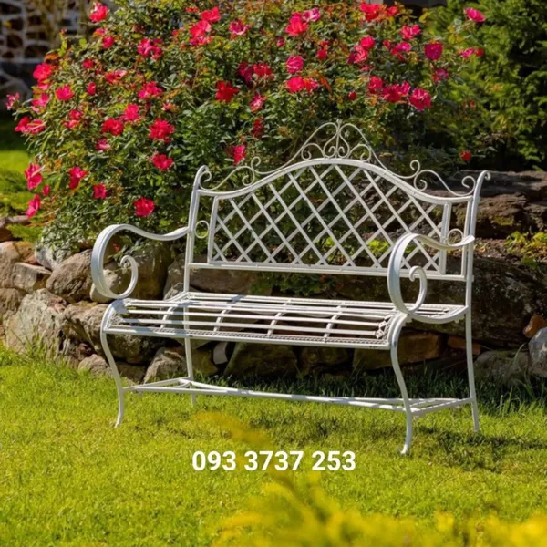 GHẾ BĂNG DÀI MÀU TRẮNG CỔ BẰNG SẮT MỸ THUẬT