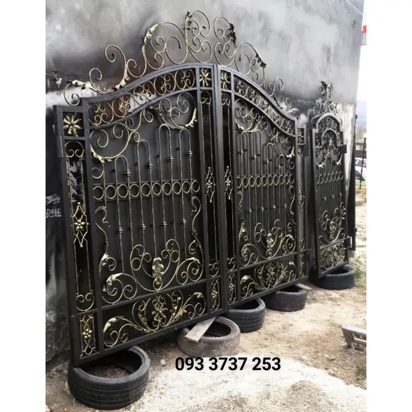 Cửa cổng sắt rèn mỹ thuật phong cách Châu Âu KH15-CSR006