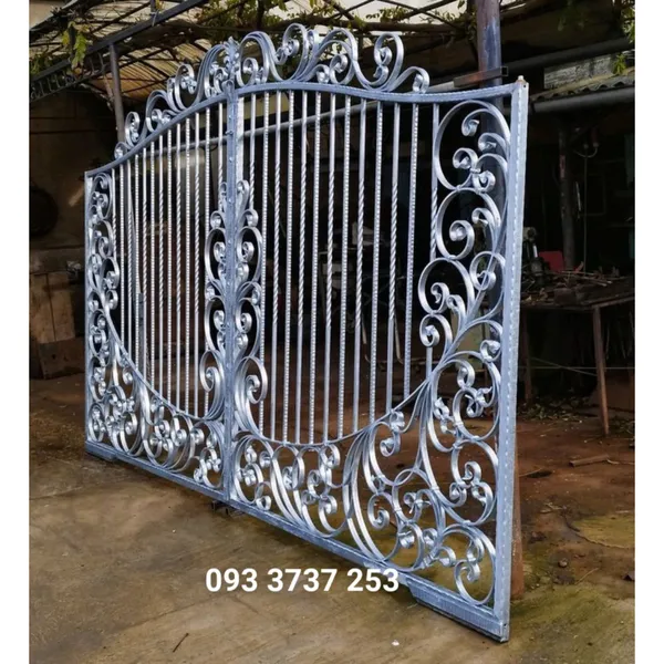Cửa cổng sắt rèn nghệ thuật đẹp sang trọng KH15-CSR003