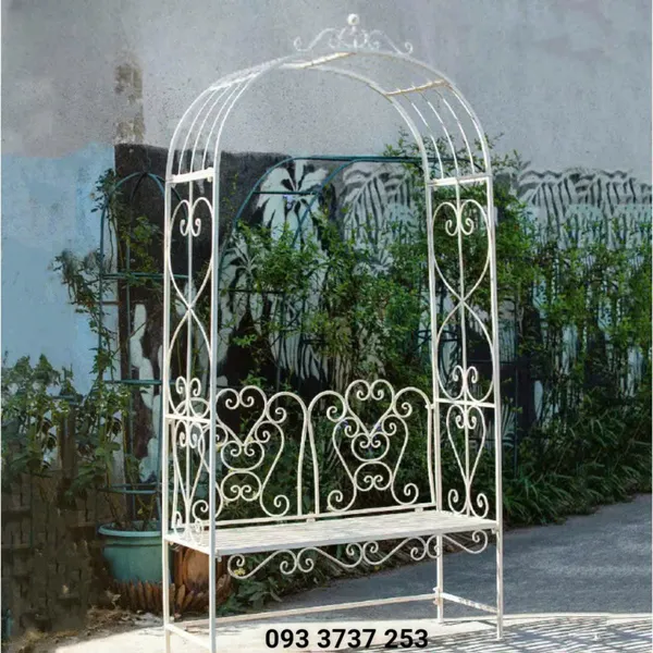GHẾ  DÀI SẮT RÈN CÓ VÒM TRỒNG HOA LEO - ĐIỂM NHẤN LÃNG MẠN CHO SÂN VƯỜN