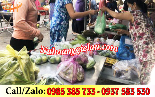 Túi nilon 2 quai đủ màu được dùng phổ biến trong các phiên chợ Túi nilon 2 quai đủ màu được dùng phổ biến trong các phiên chợ