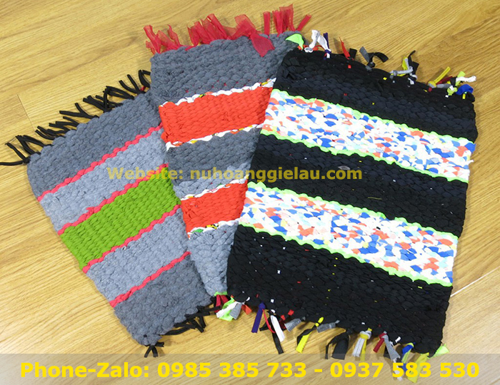 Vải vụn làm thảm dậm chân bán ở chợ