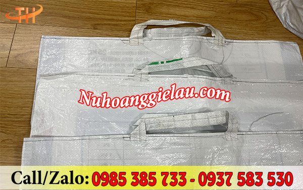 Túi xách làm từ bao cám được may quai xách, chắc chắn  Túi xách làm từ bao cám được may quai xách, chắc chắn