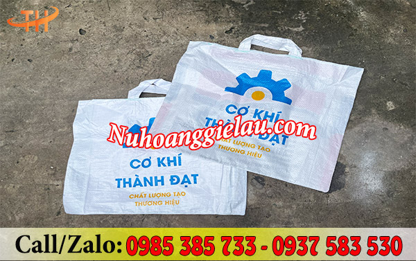 Túi xách tái chế từ bao cám cò in logo Túi xách tái chế từ bao cám cò in logo