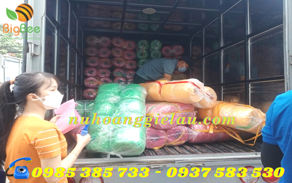 nhân viên thu hồng soạn đơn hàng cho khách