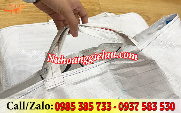 Hai quai xách được thiết kế tiện lợi, dễ cầm nắm Hai quai xách được thiết kế tiện lợi, dễ cầm nắm