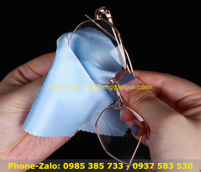 dùng khăn lau kính mắt