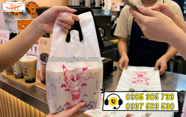 Túi đựng ly in hình Pikachu được dùng phổ biến với mô hình kinh doanh takeaway Túi đựng ly in hình Pikachu được dùng phổ biến với mô hình kinh doanh takeaway
