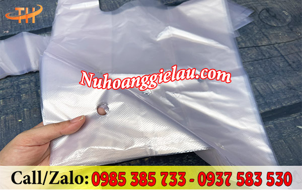Túi nilon 2 quai có đục sẵn lỗ dày dặn, chắc chắn Túi nilon 2 quai có đục sẵn lỗ dày dặn, chắc chắn
