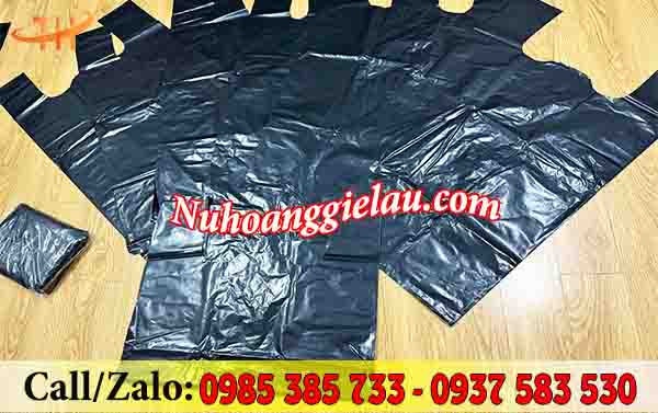 Túi nilon đen bóng có quai khá dày dặn Túi nilon đen bóng có quai khá dày dặn