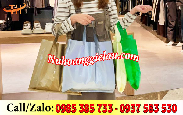 Túi hột xoài quai ép được dùng phổ biến tại các shop quần áo Túi hột xoài quai ép được dùng phổ biến tại các shop quần áo