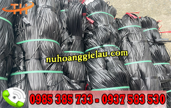 Dây nilon kẽm khô màu đen được đóng gói thành từng kiện lớn Dây nilon kẽm khô màu đen được đóng gói thành từng kiện lớn