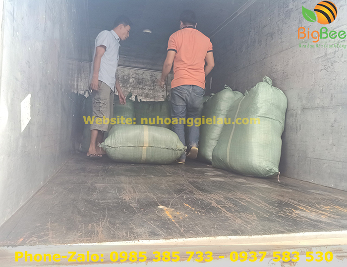 Giao hàng giẻ lau cho khách hàng