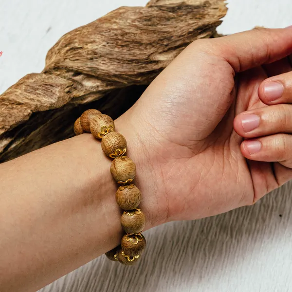 Vòng Tay Trầm Hương Bọc Cánh Hoa Mai Vàng 18k