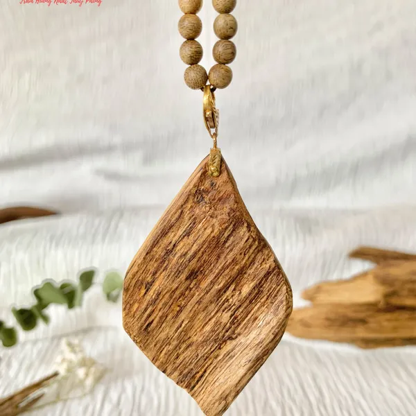 Mặt Dây Chuyền Trầm Hương Indonesia Kèm Móc Vàng 18
