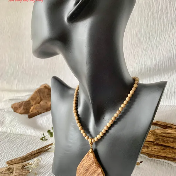 Mặt Dây Chuyền Trầm Hương Indonesia Kèm Móc Vàng 18