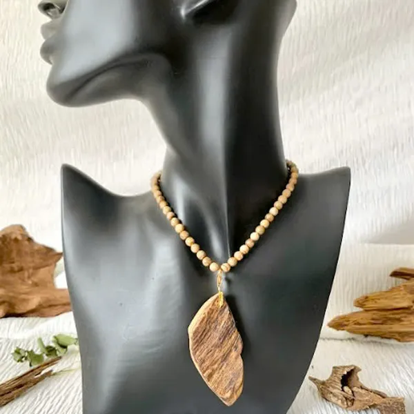 Mặt Dây Chuyền Trầm Hương Vô Định Hình Kèm Móc Vàng 18k
