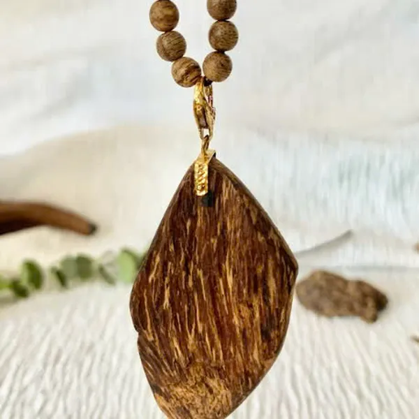 Mặt Dây Chuyền Trầm Hương Vô Định Hình Kèm Móc Vàng 18k