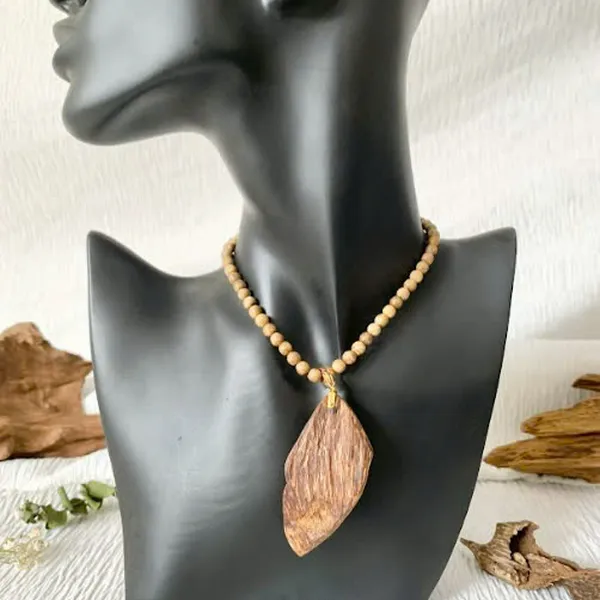 Mặt Dây Chuyền Trầm Hương Vô Định Hình Kèm Móc Vàng 18k