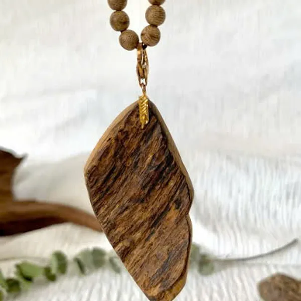 Mặt Dây Chuyền Trầm Hương Vô Định Hình Kèm Móc Vàng 18k