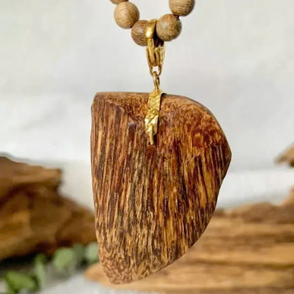 Mặt Dây Chuyền Trầm Vô Định Hình Kèm Móc Vàng 18k