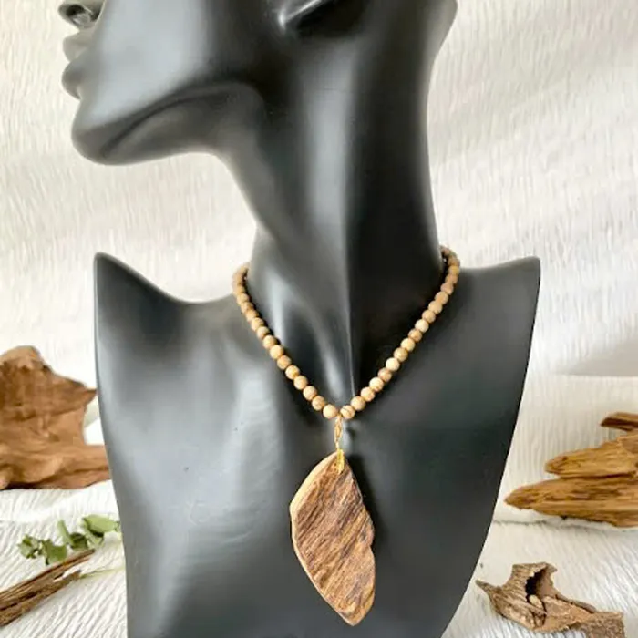 Mặt Dây Chuyền Trầm Hương Vô Định Hình Kèm Móc Vàng 18k