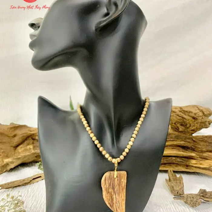 Mặt Dây Chuyền Trầm Vô Định Hình Kèm Móc Vàng 18k