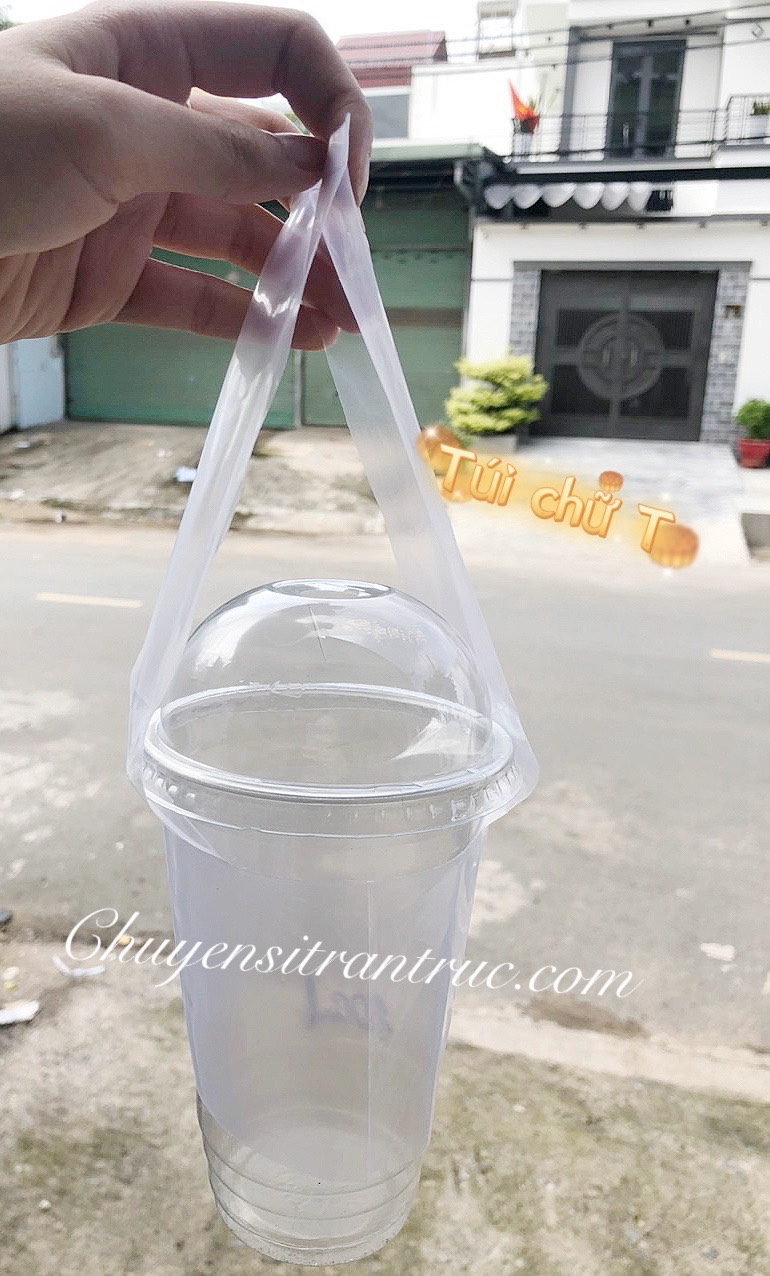 tay đang cầm túi hình chữ T đựng ly trà sữa 700w, tay dang cam tui hinh chu t dung ly tra sua 700w