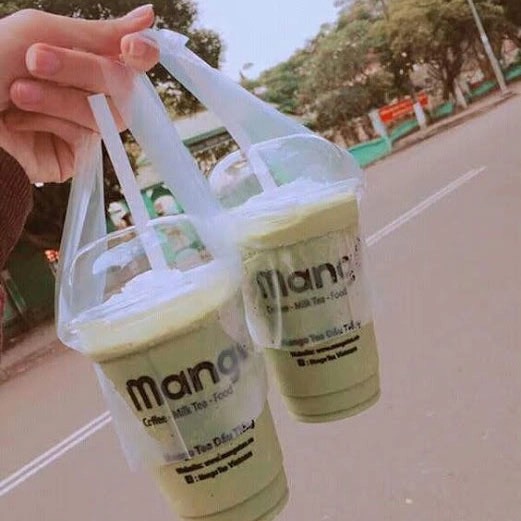 tay đang cầm túi nhựa hình chữ T đựng ly trà sữa matcha 700w, tay dang cam tui nhua hinh chu t dung ly tra sua 700w