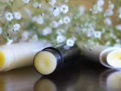 CÁCH LÀM SON DƯỠNG MÔI BẰNG DẦU DỪA