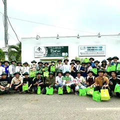 Sinh viên tham quan thực tập nuôi trồng rong biển