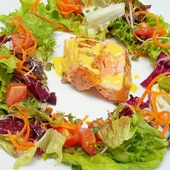 Cách thực hiện salad rong nho cá hồi xốt chanh dây