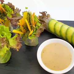 Salad cuộn rong nho với bơ